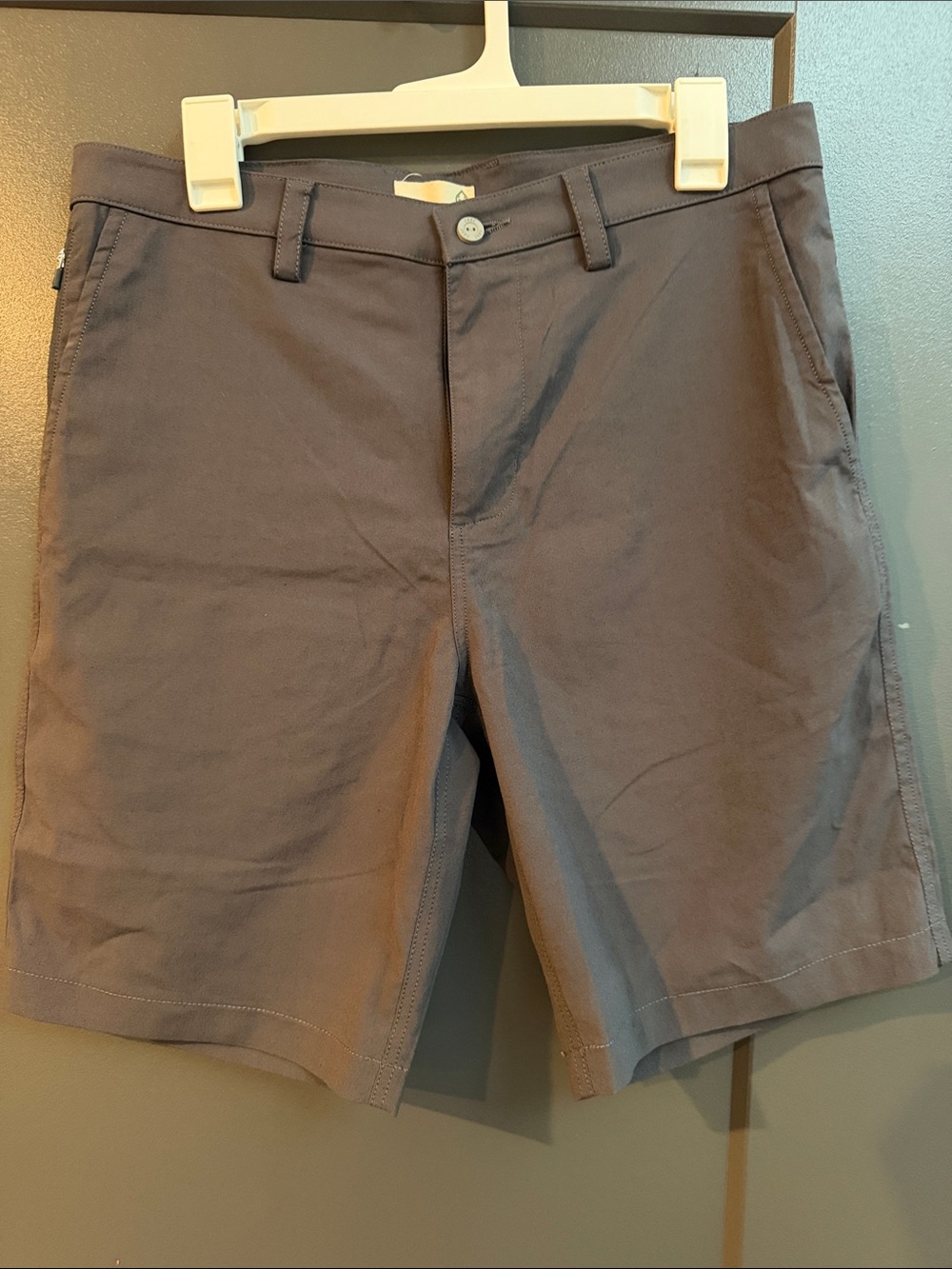 Men’s Tasc Flat-Front Gray Performance Shorts 9” Size 32